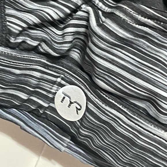 TYR Black/Gray Cross Back Sports Bra Large 10/12 - Picture 10 of 14